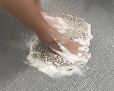 足裏で泡立てながら、ごしごし