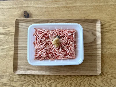 ひき肉はパックのまま下味を加える