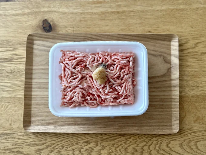 ひき肉はパックのまま下味を加える