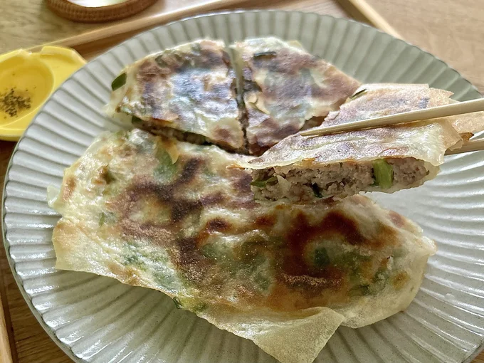 パリパリの皮に、ジューシーなお肉が詰まっています