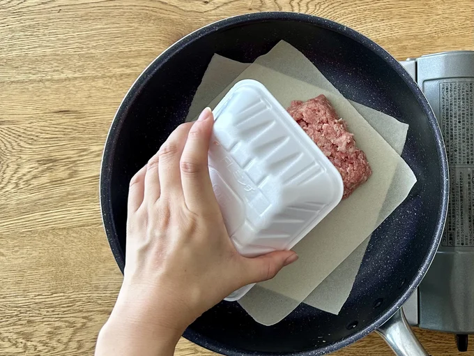 フライパンに置いた皮の上に餡をパカッ