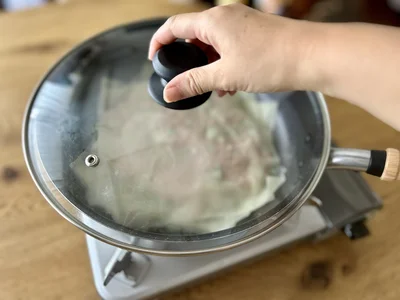 中火で蒸し焼きに