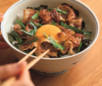 甘辛味がしゃぶしゃぶ用肉にからんで美味！「豚しゃぶ肉とにらのスタミナ丼」【手間なし！スタミナ丼】