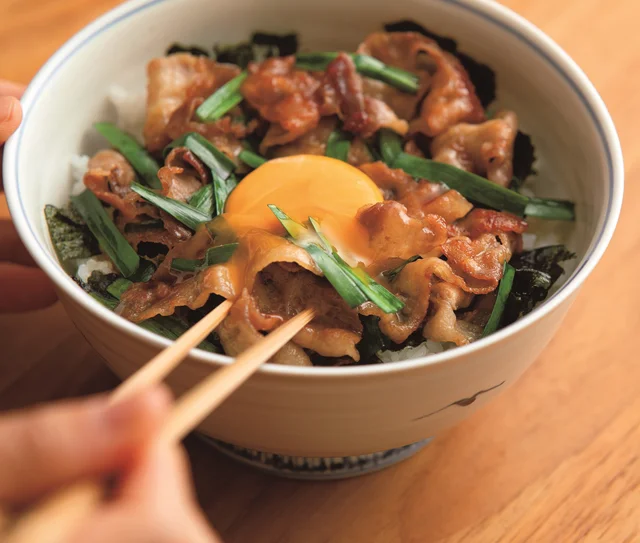 甘辛味がしゃぶしゃぶ用肉にからんで美味！「豚しゃぶ肉とにらのスタミナ丼」【手間なし！スタミナ丼】
