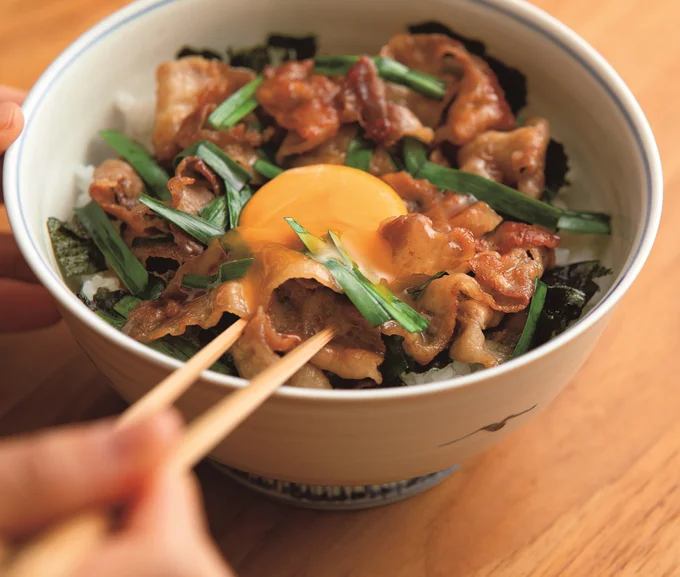 甘辛味がしゃぶしゃぶ用肉にからんで美味!「豚しゃぶ肉とにらのスタミナ丼」【手間なし!スタミナ丼】