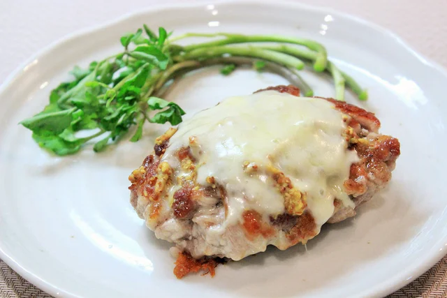 豚切り落とし肉でお手軽に！ ガッツリな肉食感が楽しめる「豚肉のチーズマスタード焼き」