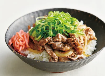 焼き肉のたれとバターで食欲増進！ごはんも進む「焼き牛丼」／阪神タイガース認定レシピ集 トラめし（2）