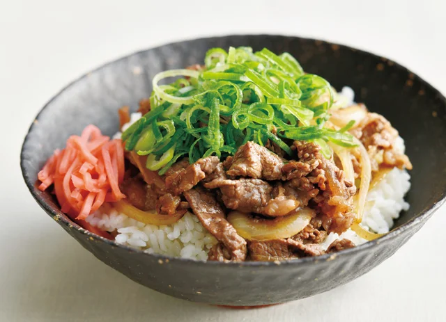 焼き肉のたれとバターで食欲増進！ごはんも進む「焼き牛丼」／阪神タイガース認定レシピ集 トラめし（2）