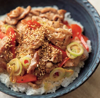 豚こまとパプリカのネギ塩丼