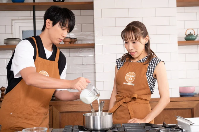 丁寧に生クリームを投入する小山さん。見守るみきママも真剣です!