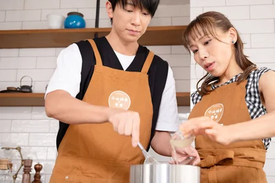 80℃のお湯で溶かしたゼラチンを加えて固めていきます