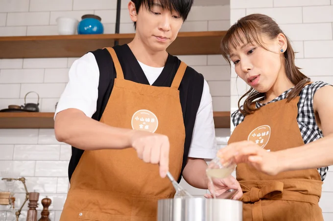80℃のお湯で溶かしたゼラチンを加えて固めていきます