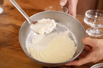 スプーンで一気に食べたくなる、プルップルの杏仁豆腐が完成