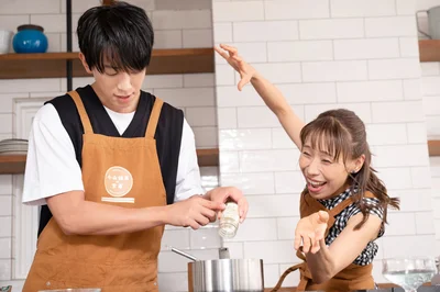 分量を気にするしっかり者の小山さん。みきママは「全部入れていいよ。ドカーン！！」