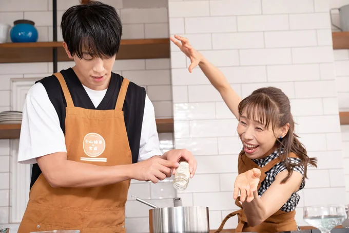 分量を気にするしっかり者の小山さん。みきママは「全部入れていいよ。ドカーン！！」