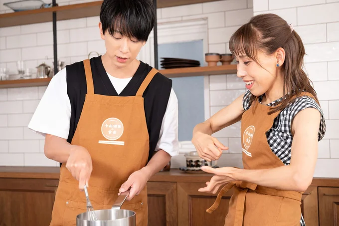 「シャカシャカ混ぜるよ~♪」とノリノリで小山さんにレクチャーするみきママ