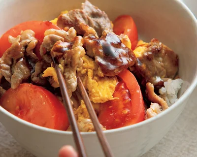 豚こまとトマトのマヨたまオイスター丼