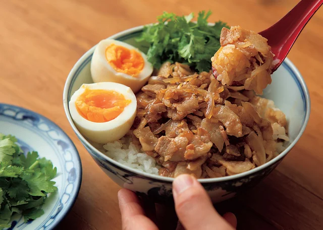 台湾のルーローハンを薄切り肉で簡単アレンジ「豚バラの台湾風丼」【手間なし！スタミナ丼】