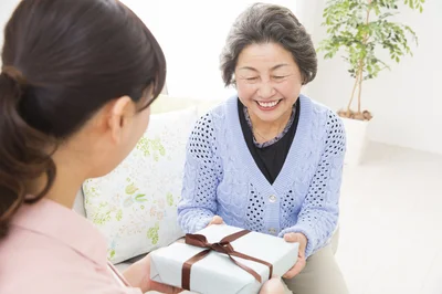 9月18日は敬老の日。約4000人がもらって嬉しいと答えたプレゼントは？