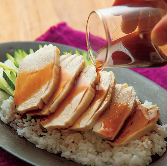蒸しどりはレンジで、たれは混ぜるだけ！「蒸しどりときゅうりの甘酢だれ丼」【手間なし！スタミナ丼】