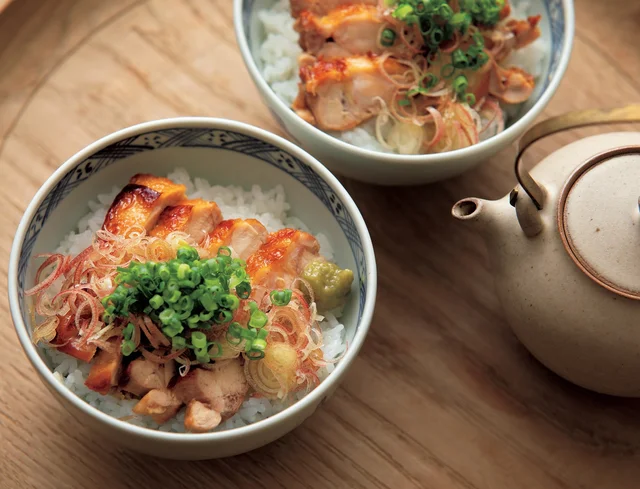 こんがりと焼いたとり肉に、薬味をたっぷりと！「とりひつまぶし丼」【手間なし！スタミナ丼】