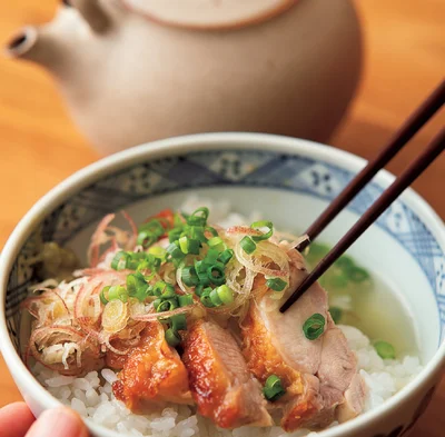 まずはそのまま食べ、そのあとに温かいだし汁をかけると、違った味を楽しめる
