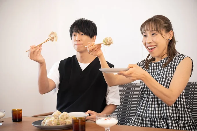 さすが姉弟！　シュウマイの高さと角度がほぼシンクロ