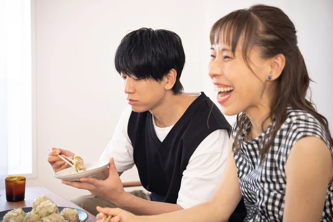 実食に没頭する小山さんの横で姉みきママさんはスタッフと談笑