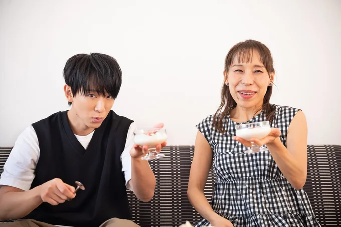 「杏仁豆腐プルンプル～ン！」をカメラに披露する仲良し姉弟