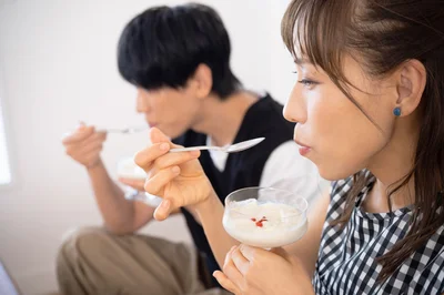 冷たい杏仁豆腐をいただく、どことなく似ている姉弟の横顔