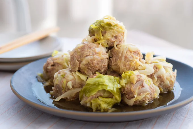 シュウマイにたっぷりの汁をつけて食べるとおいしさ倍増！