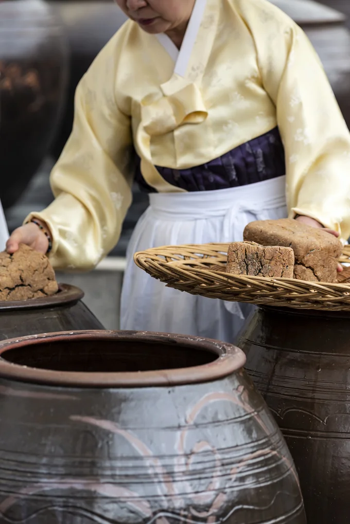 甕を使って作る味噌づくりを手伝うことに(画像はイメージ)