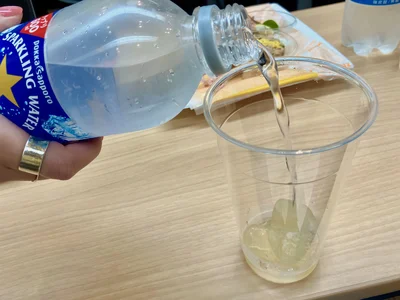 「ポッカレモン100」の氷＋炭酸水でいただく氷レモンソーダ