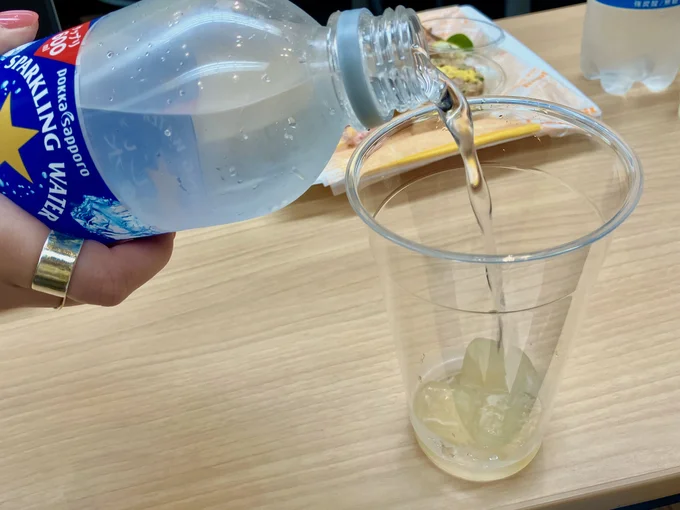「ポッカレモン100」の氷+炭酸水でいただく氷レモンソーダ