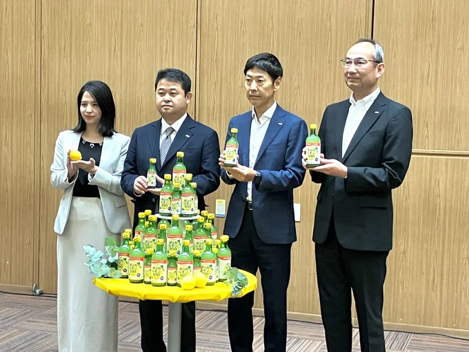 写真左からポッカサッポロフード&ビバレッジ株式会社の深水さん、吉川さん、室さん、平光さん