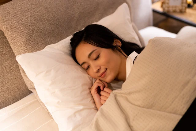 リラックスして良い眠りへ！胸を大きく開いて深い呼吸を促すエクササイズ「座りイナバウアー」