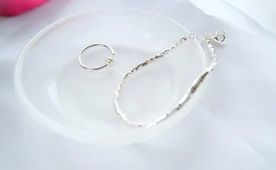 スクエアカットのビーズとシルバーのカラーは、モノトーンの服を引き立てます