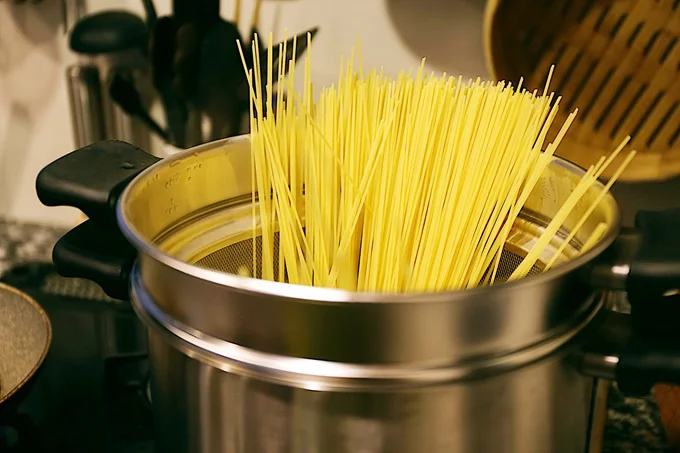 パスタをゆで始め