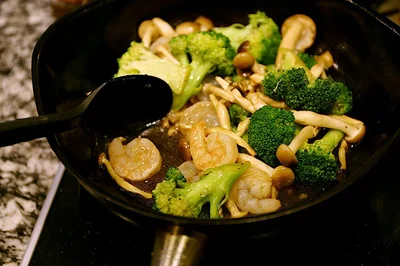 フライパンに食材を入れて炒めます