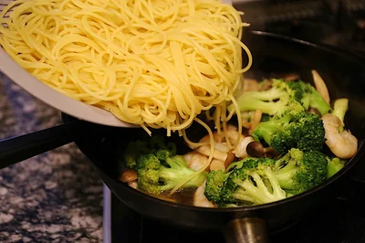 フライパンにゆでたパスタを加え