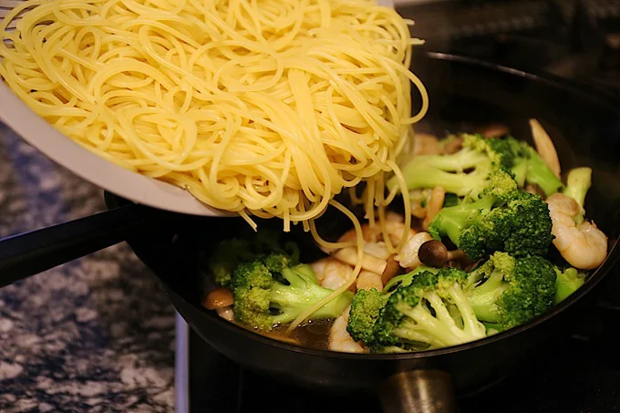 フライパンにゆでたパスタを加え