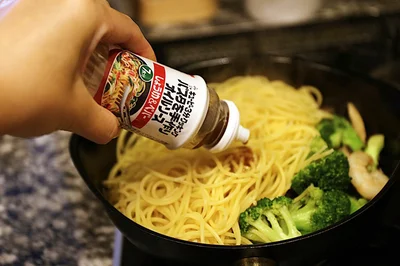 最後にオイルソースを追加して味付け