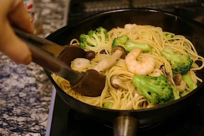 パスタと食材をしっかりからめる