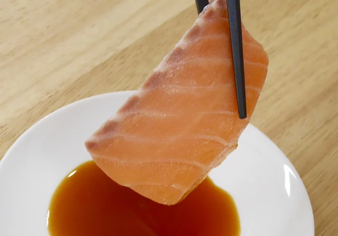 鮮やかなサーモンピンク! お醤油をつけていただきます