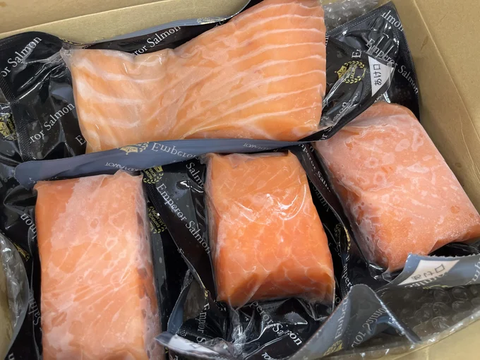 肉厚なエンペラーサーモンが4柵も入っていました