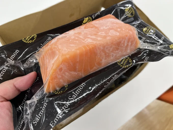 エンペラーサーモンは冷凍の状態で届きます