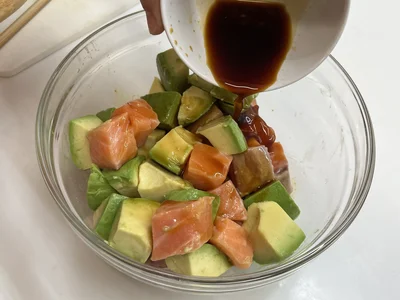 サーモン、アボカドにわさび醤油を絡めます