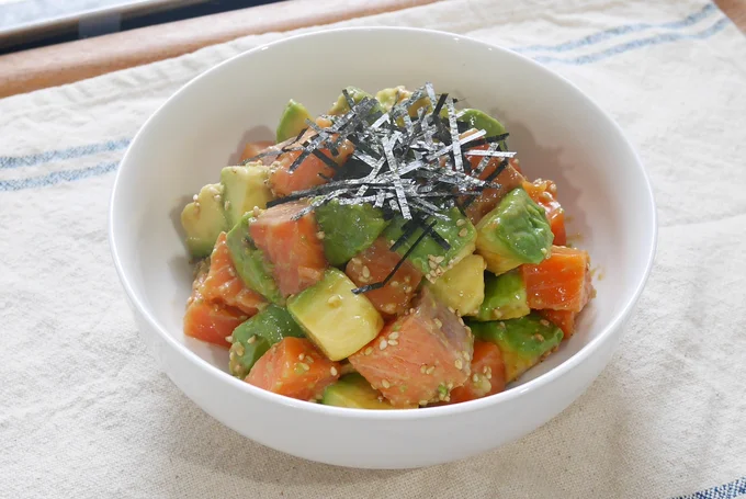 見た目にも美しいサーモンアボカド丼の完成