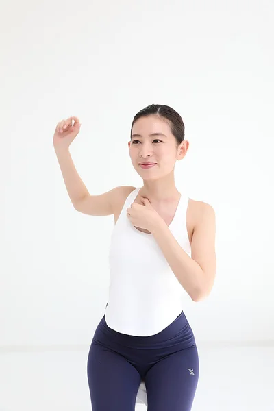 つまんだまま、腕をぐるぐる後ろ回しにする