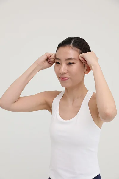 両手のこぶしを当てて、こめかみを斜め上へ！